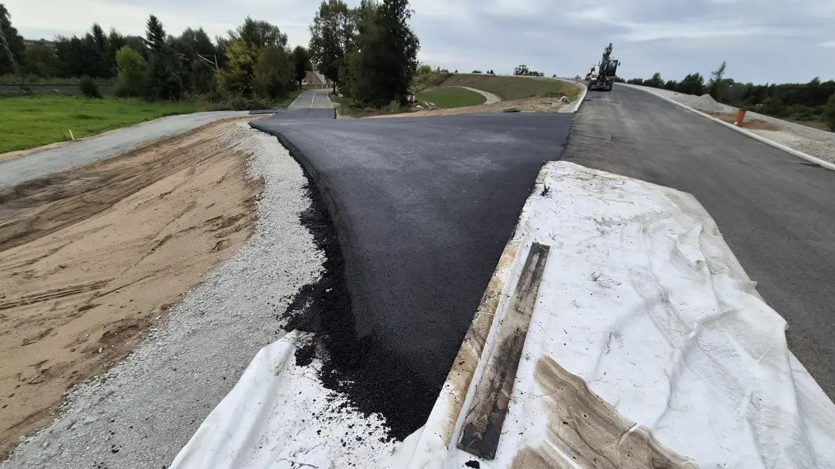 Ab Freitag fließt der Verkehr auf der L49 kurz vor Lübbenau über eine provisorische Rampe. Sie zweigt von der Zufahrt zum Hochkreisverkehr ab.