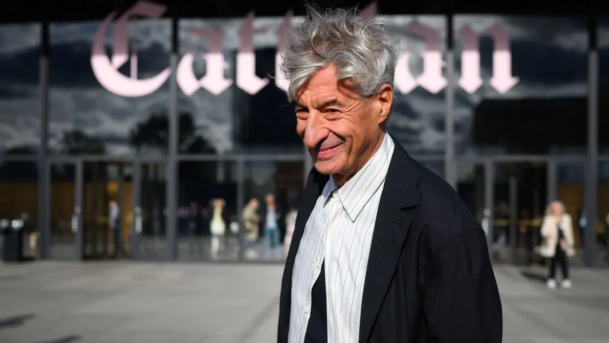 Maurizio Cattelan - Preis der Nationalgalerie 2026: 09.09.2026, Berlin: Maurizio Cattelan steht anlässlich der Eröffnung der Sonderausstellung „NIGHT“ vor der Neuen Nationalgalerie. Die Neue Nationalgalerie präsentiert die erste große Einzelausstellung des italienischen Künstlers Maurizio Cattelan in Deutschland. Sie vereint wichtige historische Werke Cattelans und neue Arbeiten und ist vom 10. September 2026 bis zum 7. März 2027 zu sehen. Foto: Bernd von Jutrczenka/dpa +++ dpa-Bildfunk +++
