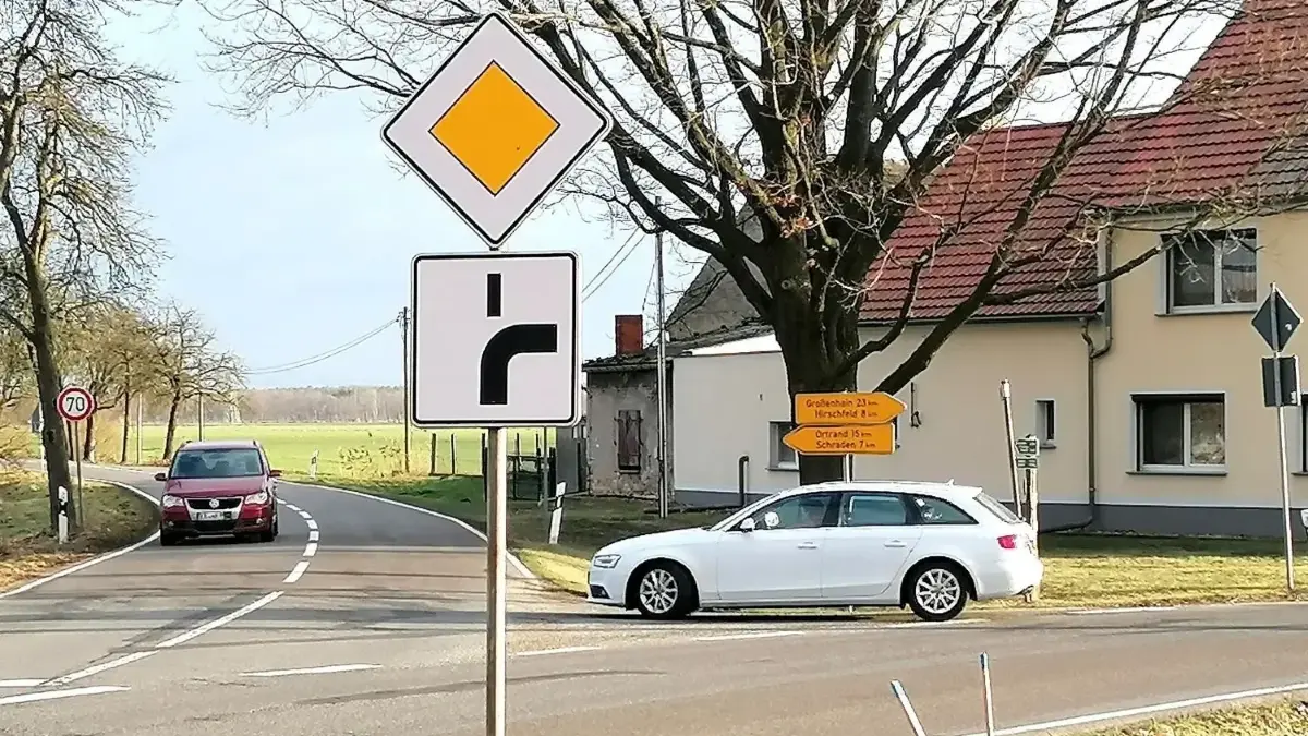 Die L 591 zwischen Plessa und Hirschfeld: Links zweigt die L 631 nach Schraden und Ortrand ab, rechts führt die Strecke weiter nach Plessa und Großenhain. Genau diese Landesstraße will der Landesbetrieb Straßenwesen abgeben, obwohl sie marode Brücken und hohe Risiken birgt.