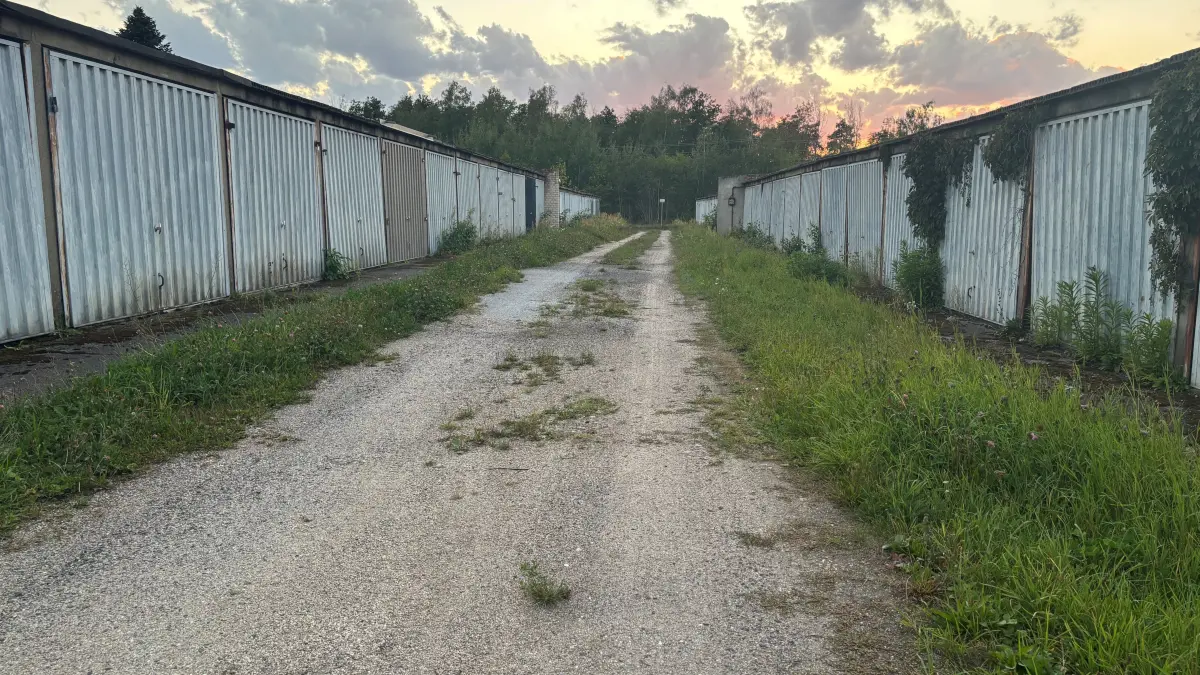 Die Stadt Spremberg kann mehrere Eigentümer von DDR-Garagen im Komplex am Bergmannsweg nicht mehr ermitteln. Die Garagen sollen abgerissen werden. Am Standort könnten neue Einfamilienhäuser entstehen.