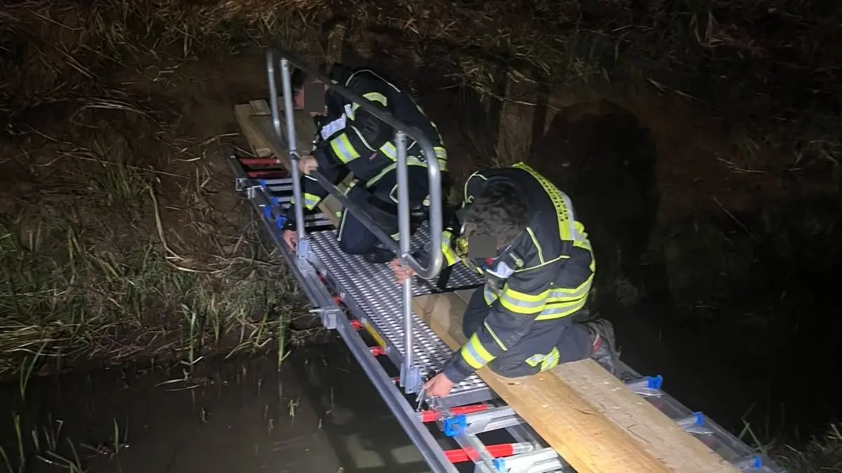 Um den Einbrecher festnehmen zu können, musste eine Notbrücke über einen Graben neben der B101 in Elsterwerda gebaut werden.