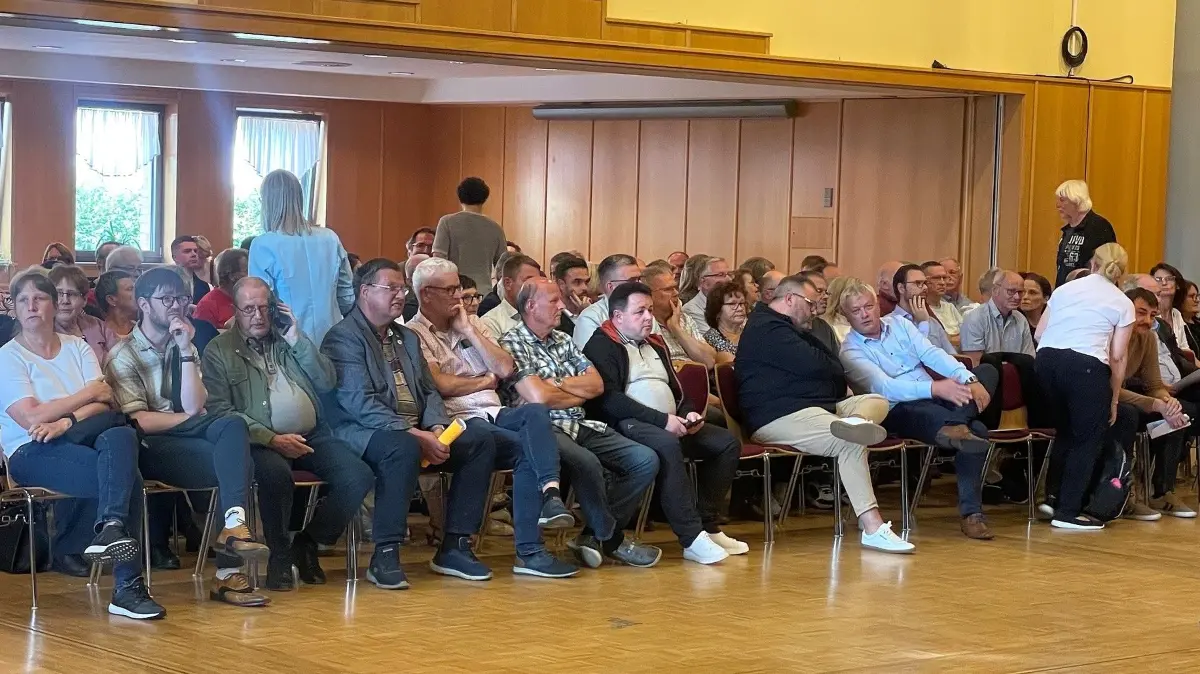 Die Zuschauerreihen beim Sonderkreistag zum Klinikum sind am Mittwoch (9. September) in Falkenberg gut gefüllt.