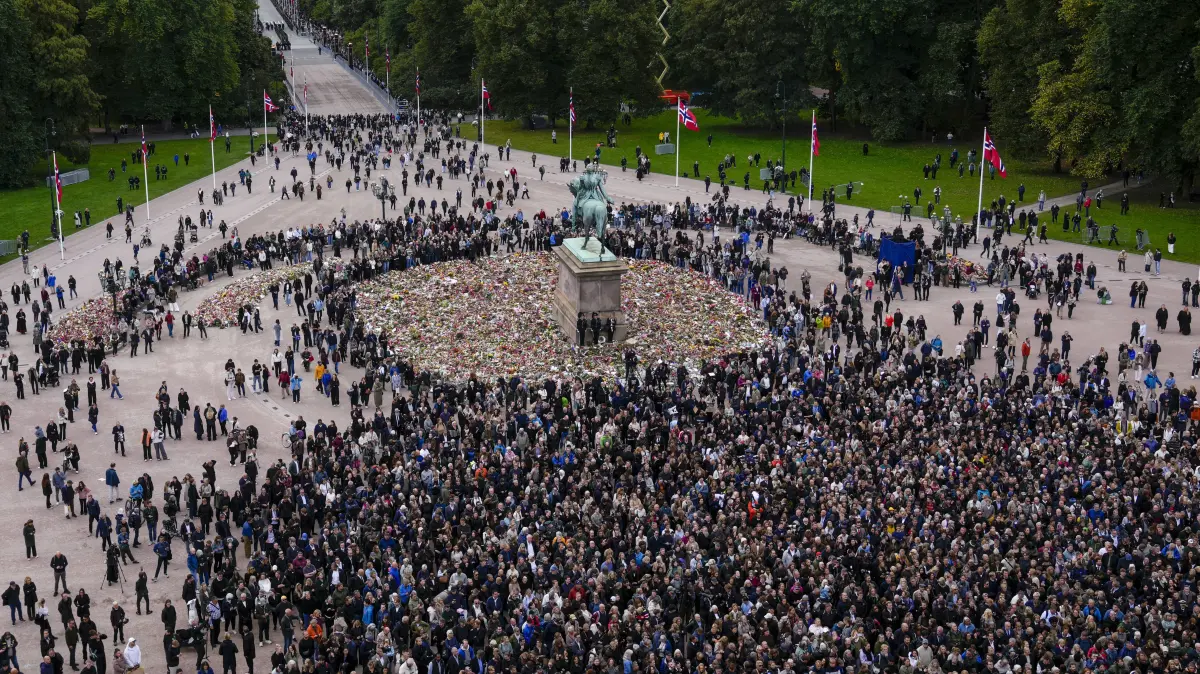 Ein Meer aus Menschen und Blumen vor dem Königlichen Schloss in Oslo: Tausende Norwegerinnen und Norweger versammeln sich rund um das Reiterdenkmal, um König Harald V. die letzte Ehre zu erweisen.