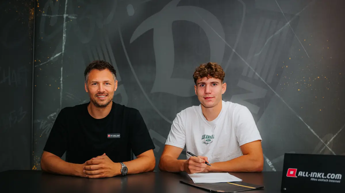 Die SG Dynamo Dresden verlängert den Vertrag mit Friedrich Müller (Mueller), links im Bild: Sören Gonther (Geschäftsführer Sport); Fußball; 2. Bundesliga; Saison 2026/2027; AOK Plus Walter-Fritzsch-Akademie; Dresden; 08. September 2026; Foto: Dennis Hetzschold