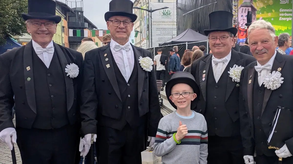 Lukas Mulryan (7) kam extra aus Irland, um an seinem ersten Sängerfest in Finsterwalde teilzunehmen. Prompt am ersten Tag traf er die Finsterwalder Sänger. Lukas Mama stammt aus Finsterwalde.