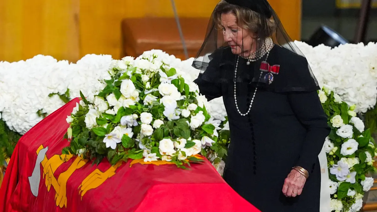 Königin Sonja nimmt im Osloer Dom persönlich Abschied von ihrem Ehemann: Während der Trauerfeier legt sie eine Rose auf den Sarg von König Harald V.