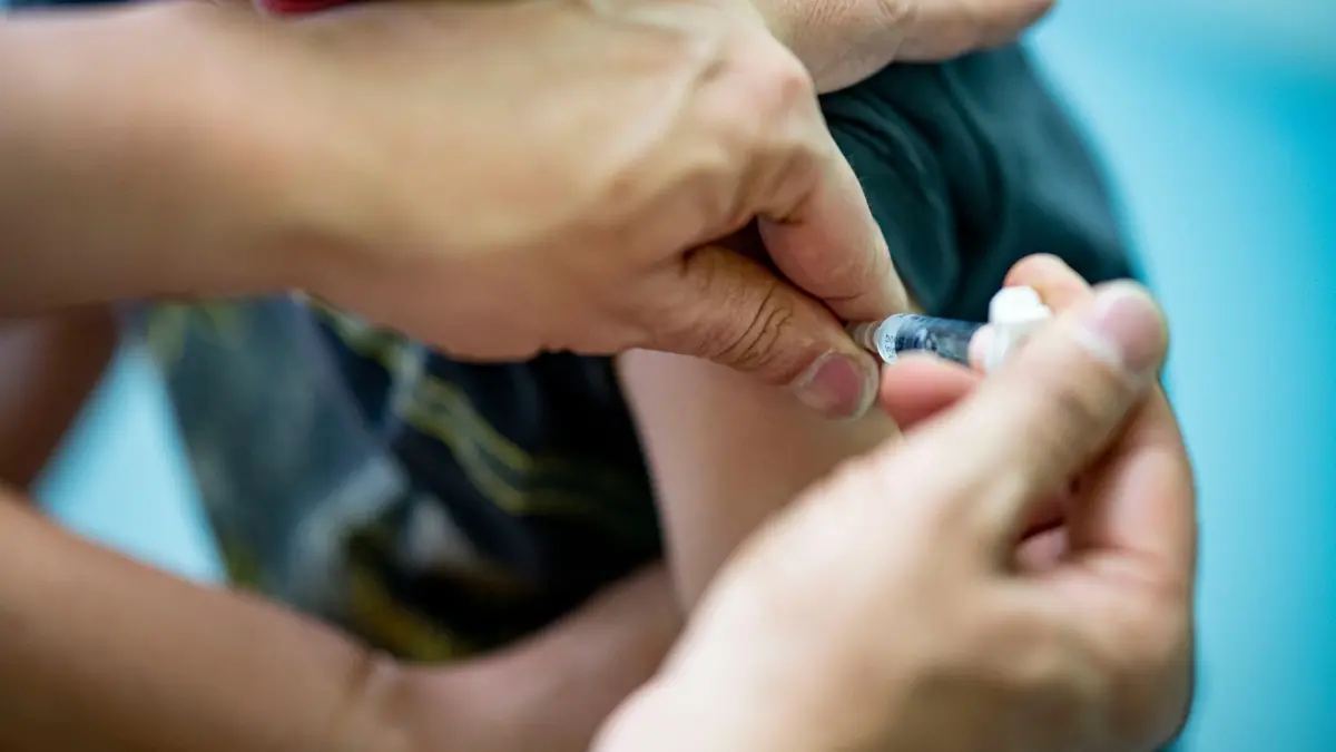 Symbolbild - Impfung beim Kinderarzt: ARCHIV - 07.06.2021, Berlin: Ein Kinderarzt verabreicht einem Jungen einem Auffrischung eines dtp-Kombinationsimpfstoff. Immer mehr Kleinkinder erhalten bis zu ihrem zweiten Geburtstag alle 13 von der Ständigen Impfkommission empfohlenen Impfungen. (zu dpa: «Kinderärztinnen warnen: Sparpaket gefährdet Vorsorge») Foto: Fabian Sommer/dpa +++ dpa-Bildfunk +++