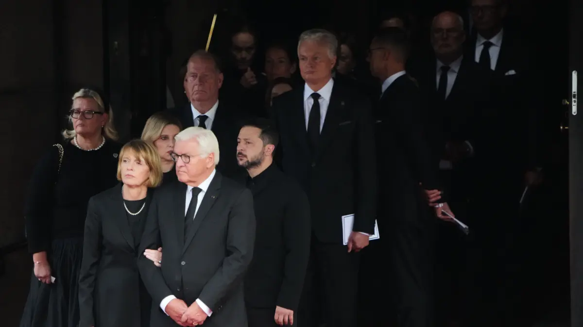 Bundespräsident Frank-Walter Steinmeier und seine Frau Elke Büdenbender verlassen die Trauerfeier in Oslo. Hinter ihnen sind der ukrainische Präsident Wolodymyr Selenskyj und seine Frau Olena Selenska zu sehen – zwei der zahlreichen internationalen Staatsgäste bei der Beisetzung König Haralds V.