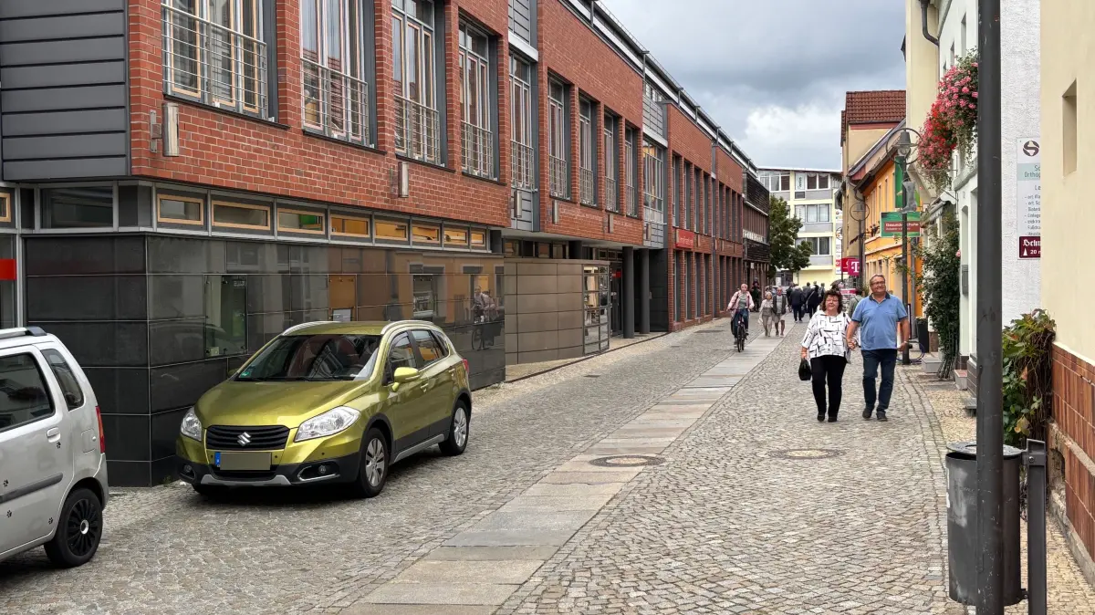 Blick in die Schmiedestraße in der Senftenberger Altstadt. Dort ist ein ganz übler Raser registriert worden. Die Stadt reagiert jetzt.