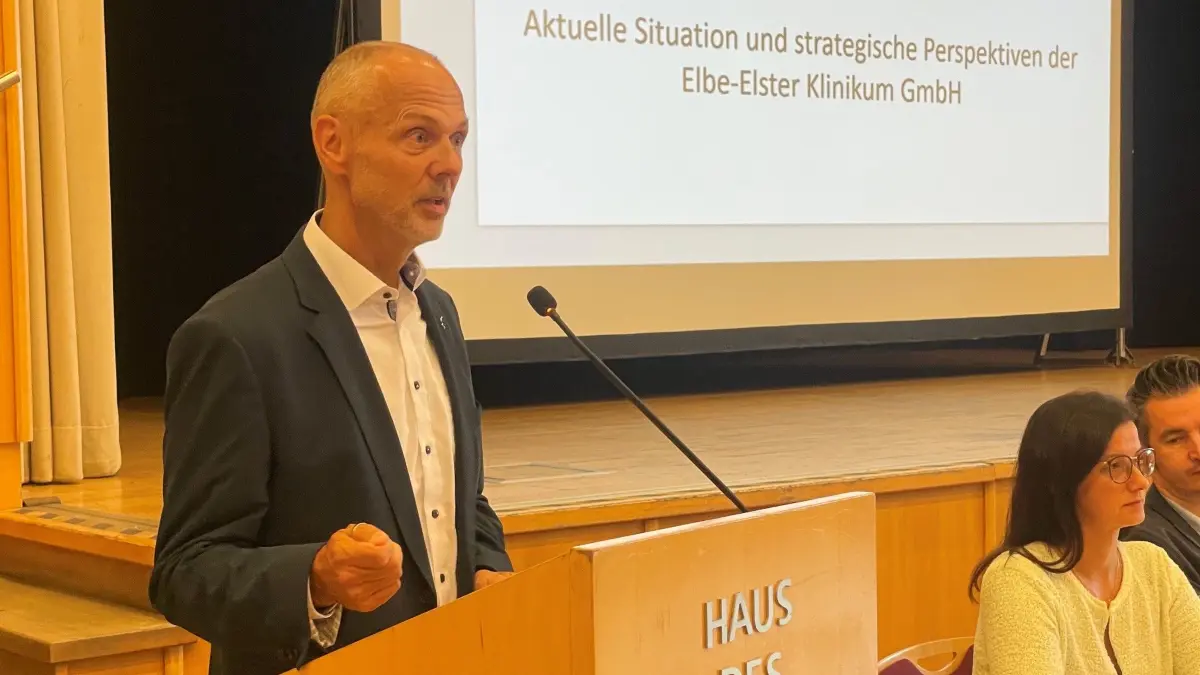 Mirko Papenfuß, Interimsgeschäftsführer im Elbe-Elster-Klinikum, berichtet beim Sonderkreistag in Falkenberg von einer schwierigen wirtschaftlichen Lage und kündigt "einschneidende Strukturveränderungen" an.