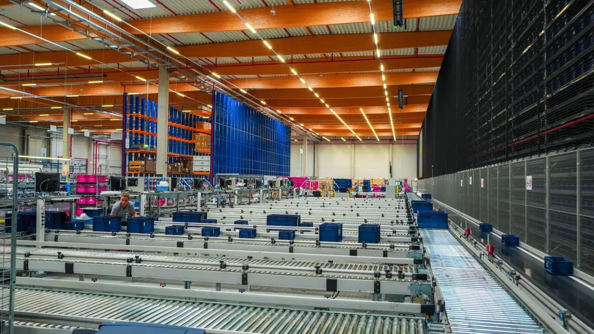 Blick ins Innere eines Honold-Defense-Center. Von dort versorgt Honold die Kunden aus der Verteidigungsindustrie mit Teilen und lieferert diese direkt in die Fertigung.