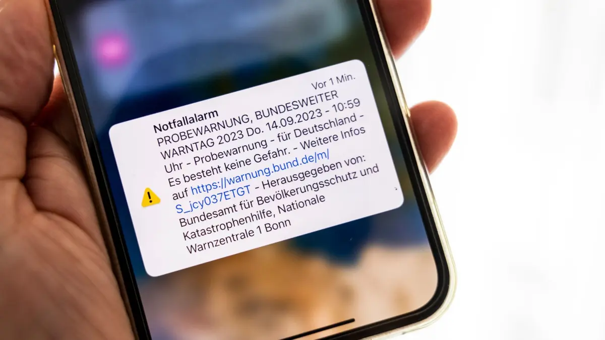 Warntag: In NRW heulen heute die Sirenen: ARCHIV - 14.09.2023, Nordrhein-Westfalen, Bonn: Der Probealarm wird auf einem Smartphone im Rahmen des Warntags zum Test der Warnsysteme angezeigt. Mit dem bundesweiten Warntag will die Behörde herausfinden, wie viele Menschen eine Warnung vor Gefahren im Ernstfall erreichen würde. (zu dpa: «Warntag: In NRW heulen heute die Sirenen») Foto: Thomas Banneyer/dpa +++ dpa-Bildfunk +++