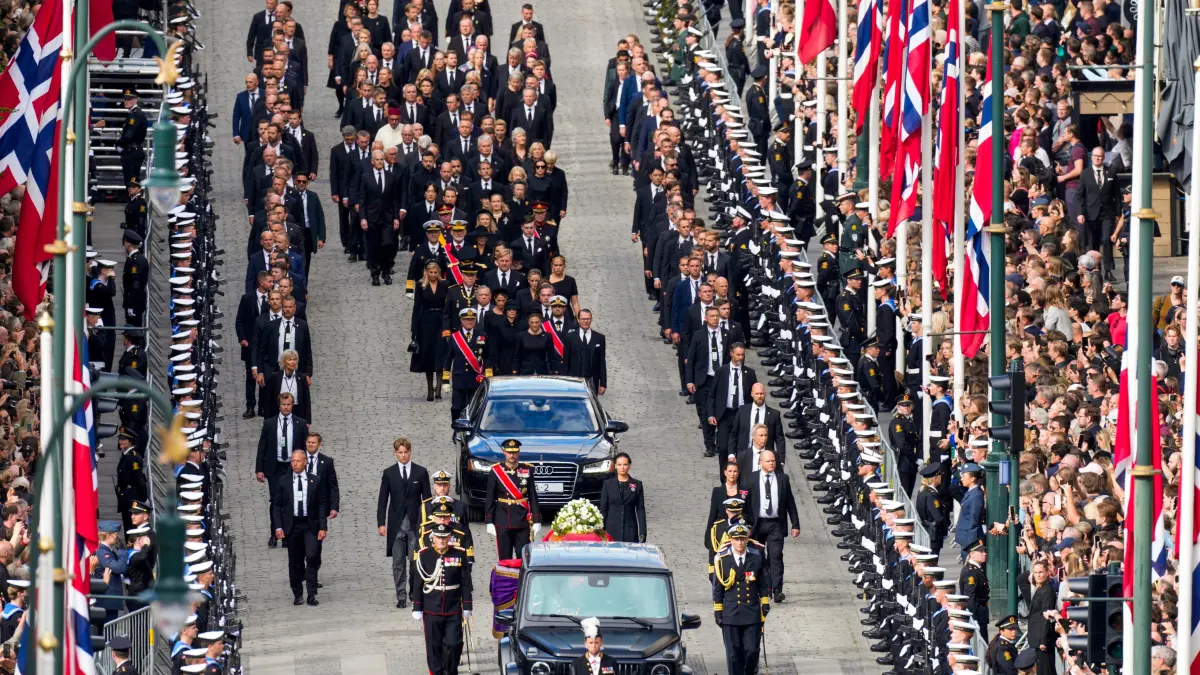 Der Sarg des norwegischen Königs Harald V. wird im Rahmen des Trauerzuges vom Königspalast zur Osler Domkirche überführt.