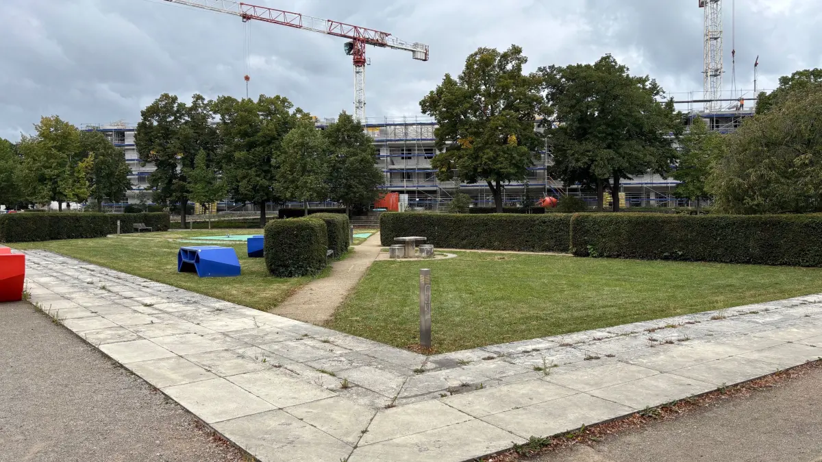 Blick auf den aktuellen Zustand des Neumarkts in Senftenberg. Hinter den Grün- und Spielanlagen ist die Baustelle für das neue Seniorenwohnheim.