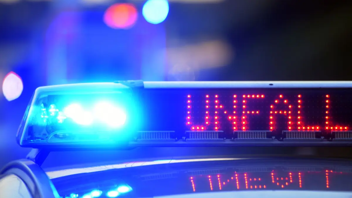 Polizei sichert Unfallstelle: ARCHIV - 11.06.2017, Bayern, Günzburg: Auf einem Polizeifahrzeug warnt am 12.06.2017 auf der Autobahn A8 eine Leuchtschrift vor einer Unfallstelle. Foto\ Stefan Puchner/dpa (zu dpa: «A28 nach tödlichem Unfall weiterhin gesperrt») Foto: Stefan Puchner/dpa +++ dpa-Bildfunk +++