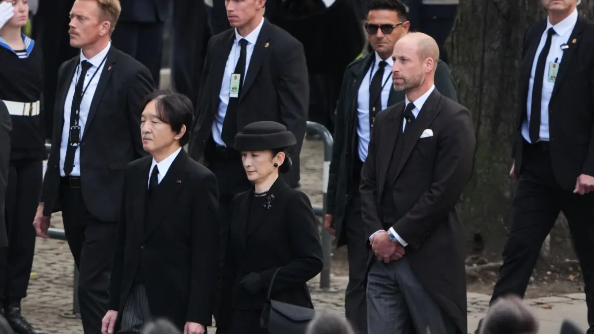 Japans Kronprinz Akishino (l-r) und Kronprinzessin Kiko sowie der britische Prinz William folgen dem Trauerzug anlässlich der Beisetzung des norwegischen Königs Harald V., als sie an der Osloer Kathedrale eintreffen.