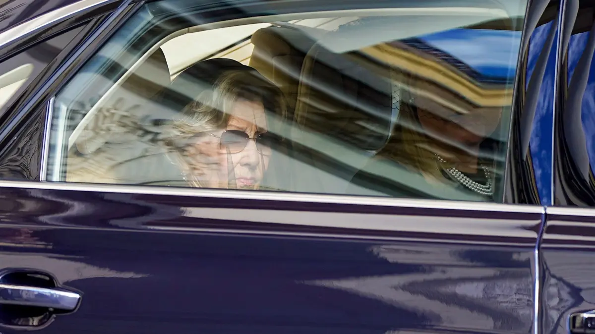 Königin Sonja fährt gemeinsam mit Königin Mette-Marit zur Trauerfeier. Hinter der Autoscheibe ist der norwegischen Königinwitwe die Trauer um ihren verstorbenen Ehemann anzusehen.