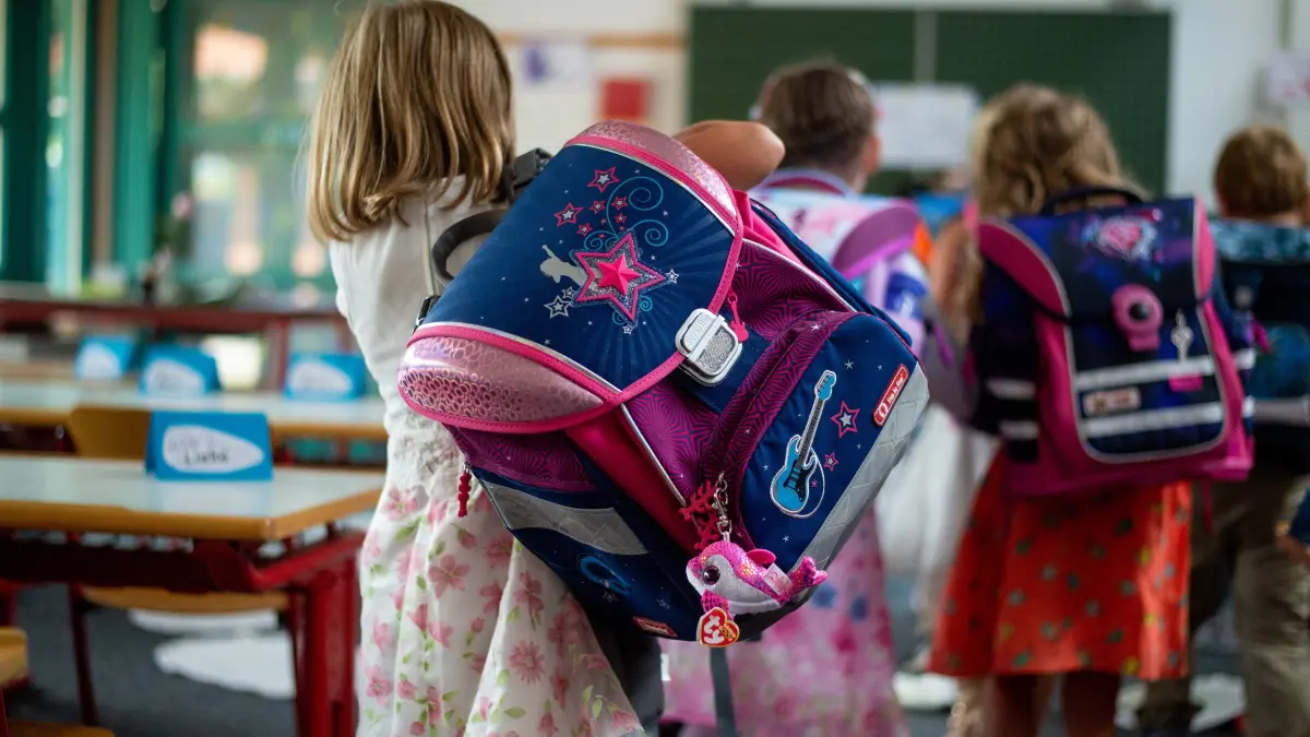 Kopie von: Einschulung in Bardowick: 11.08.2018, Niedersachsen, Bardowick: Erstklässler gehen nach dem Begrüssungsunterricht aus dem Klassenzimmer.
Download am 11.09.2020 für POLI Kachel
Foto: Philipp Schulze/dpa +++ dpa-Bildfunk +++ | Verwendung weltweit