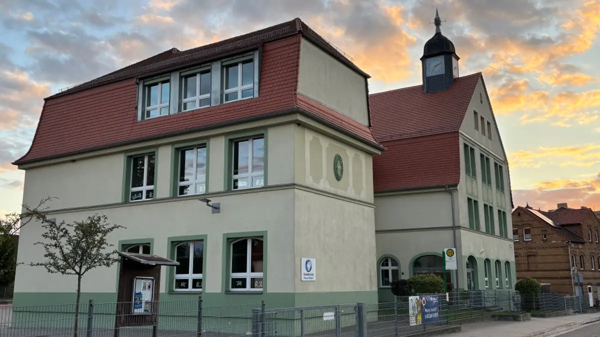 In der Grundschule "Blauer Planet" in Annahütte steht ein 45 Jahre altes Klavier. Jetzt will es die Schulleitung loswerden. Doch dabei tun sich größere Probleme auf.