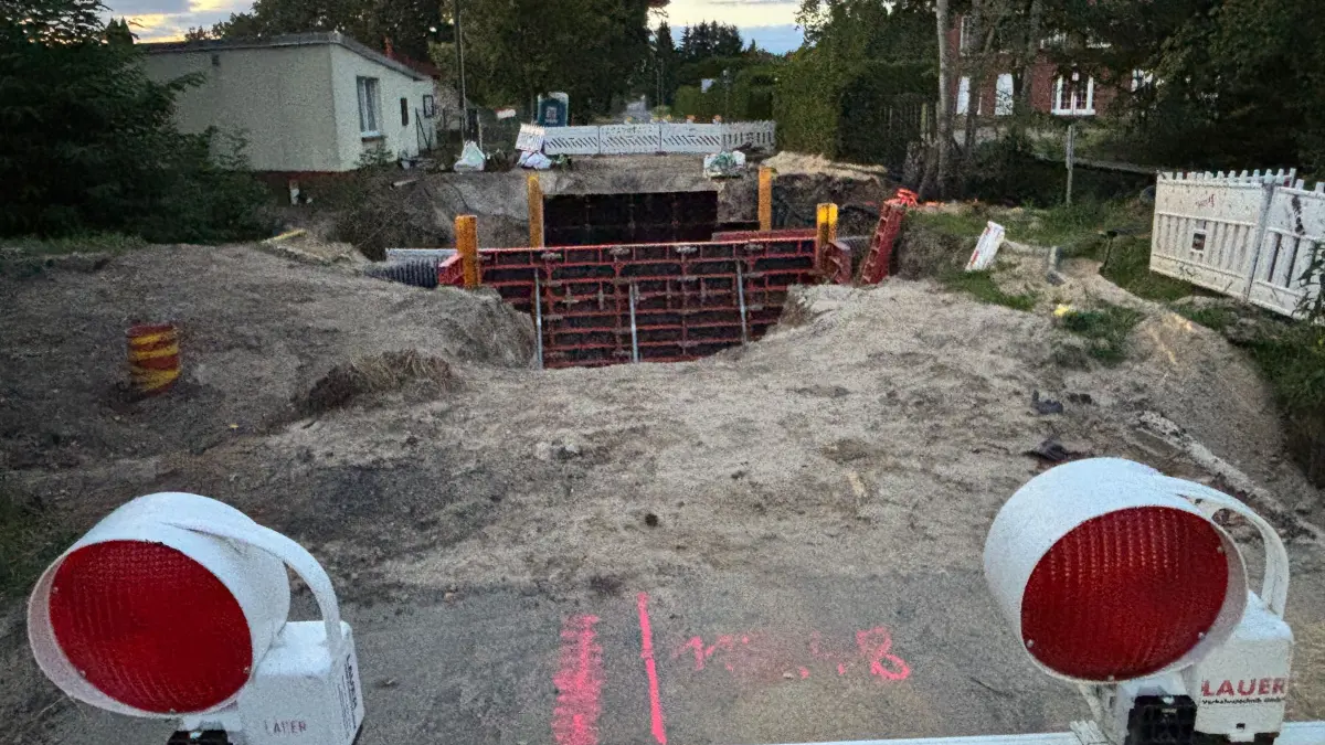 So sieht es derzeit auf der Baustelle des Neubaus der Brücke über den Meuroer Graben aus. Das Nadelöhr befindet sich in der Drochower Straße in Meuro.
