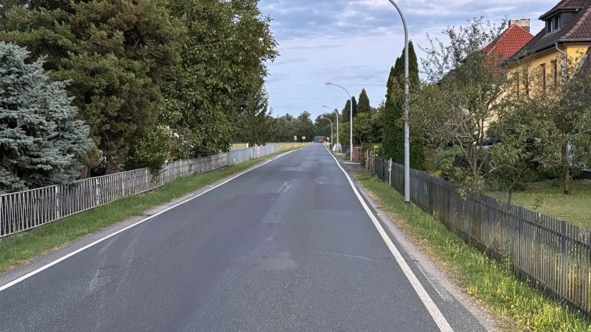 Dieser eher unspektakulär wirkende Abschnitt der Meuroer Straße in Annahütte sorgt gerade für große Wellen im Ort und in der Gemeinde Schipkau.