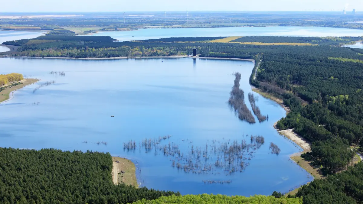 Impression vom Sedlitzer See mit seiner Rosendorfer Bucht beziehungsweise Töpferbucht. Diese ist bislang weitgehend gesperrt. Im Hintergrund sind der Rostige Nagel sowie der Geierswalder See zu sehen.