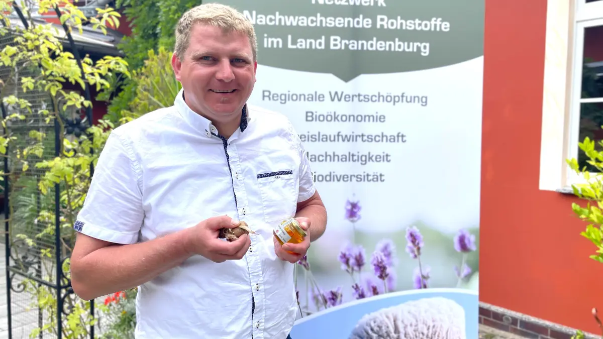 Matthias Trentzsch, Seenland-Safran, mit einem Glas Safran-Honig und einer Safranpflanzen-Knolle am 7.9.2026 in Hermsdorf-Jannowitz vor dem Gasthof Schwarze.