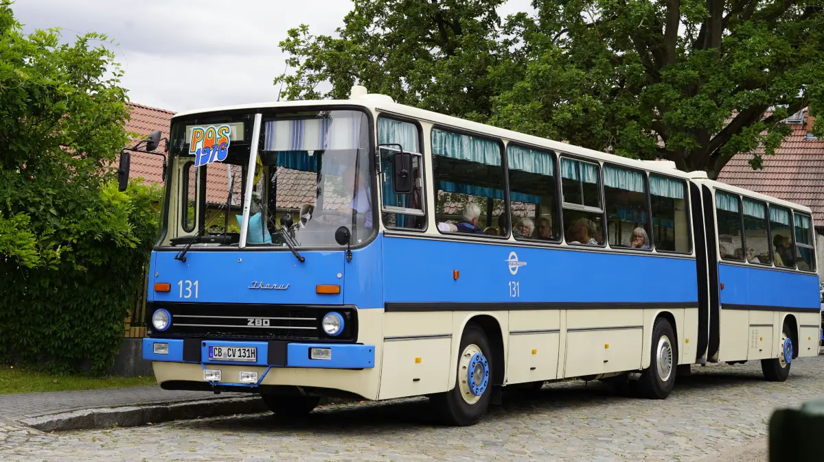 In einem Ikarus traten ehemalige Schülerinnen und Schüler der Polytechnischen Oberschule Neu Lübbenau eine Reise ins Jahr 1976 an.
