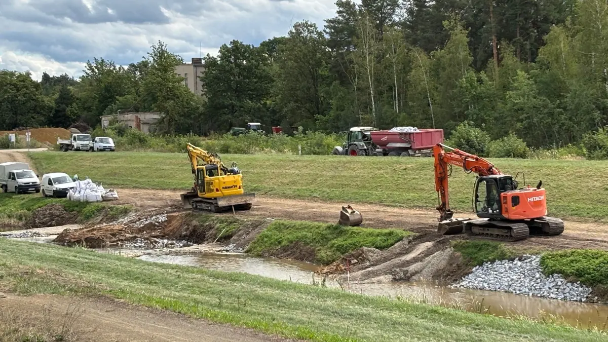 Derzeit wird an der Schwarzen Elster zwischen Neuwiese und Geierswalde nicht nur am Deich, sondern auch direkt im Flussbett gearbeitet, hier am Brandenburger Tor.