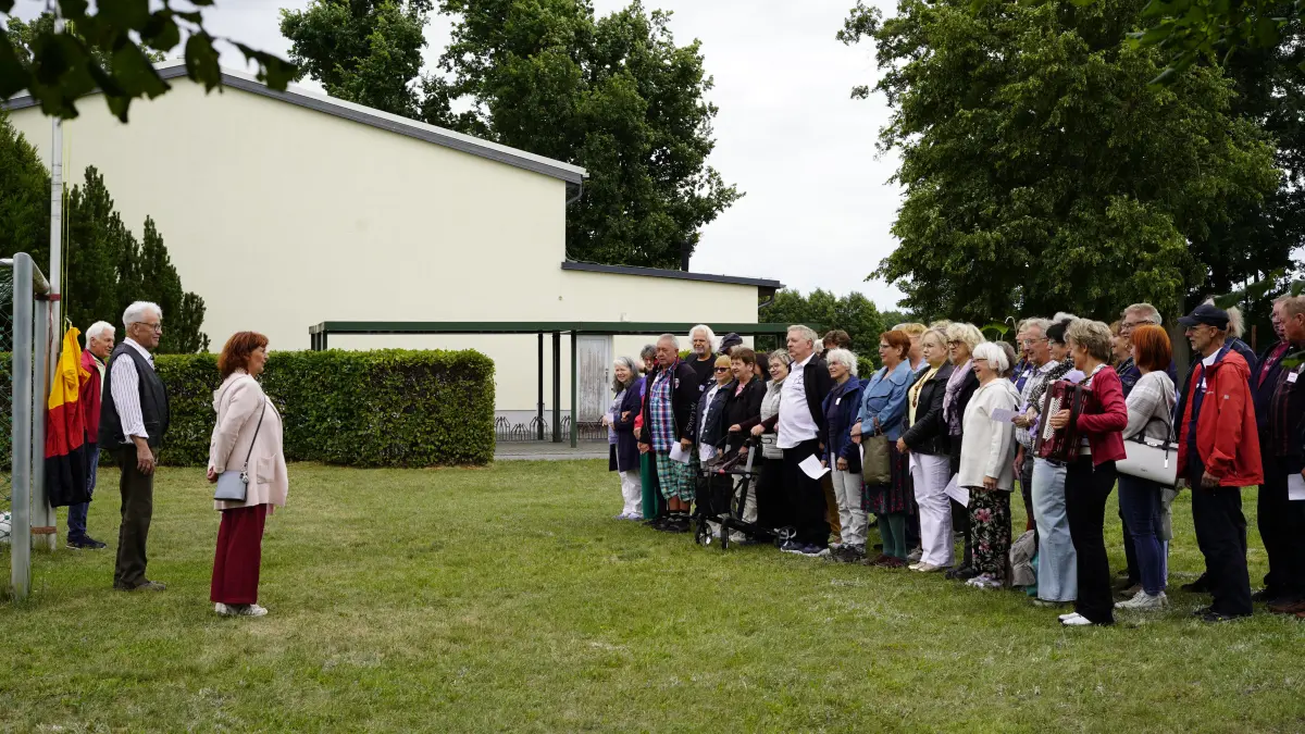 Fahnenappell in Neu Lübbenau: 44 Schülerinnen und Schüler der 10. Klassen von 1976 waren im Sommer 2026 bei der Reise in die Vergangenheit dabei.