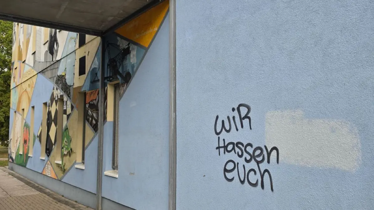 Vandalismus in Cottbus: Hakenkreuze und eine Hassbotschaft wurden an das Regenbogenkombinat in Cottbus geschmiert.