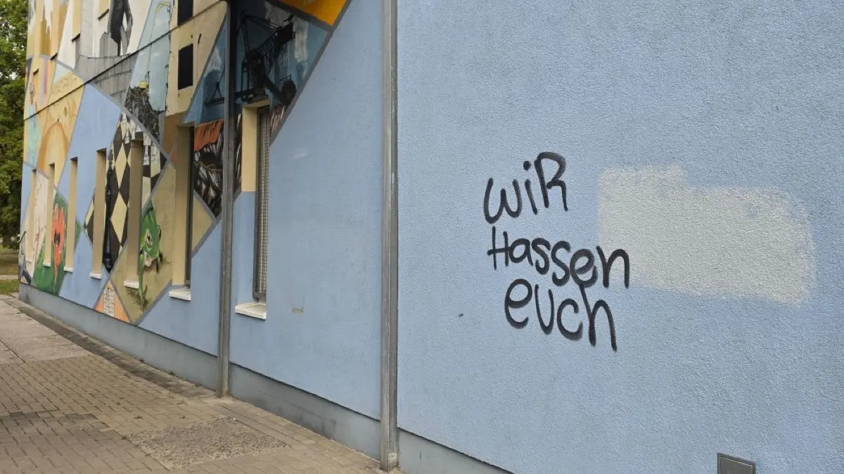 Vandalismus in Cottbus: Hakenkreuze und eine Hassbotschaft wurden an das Regenbogenkombinat in Cottbus geschmiert.