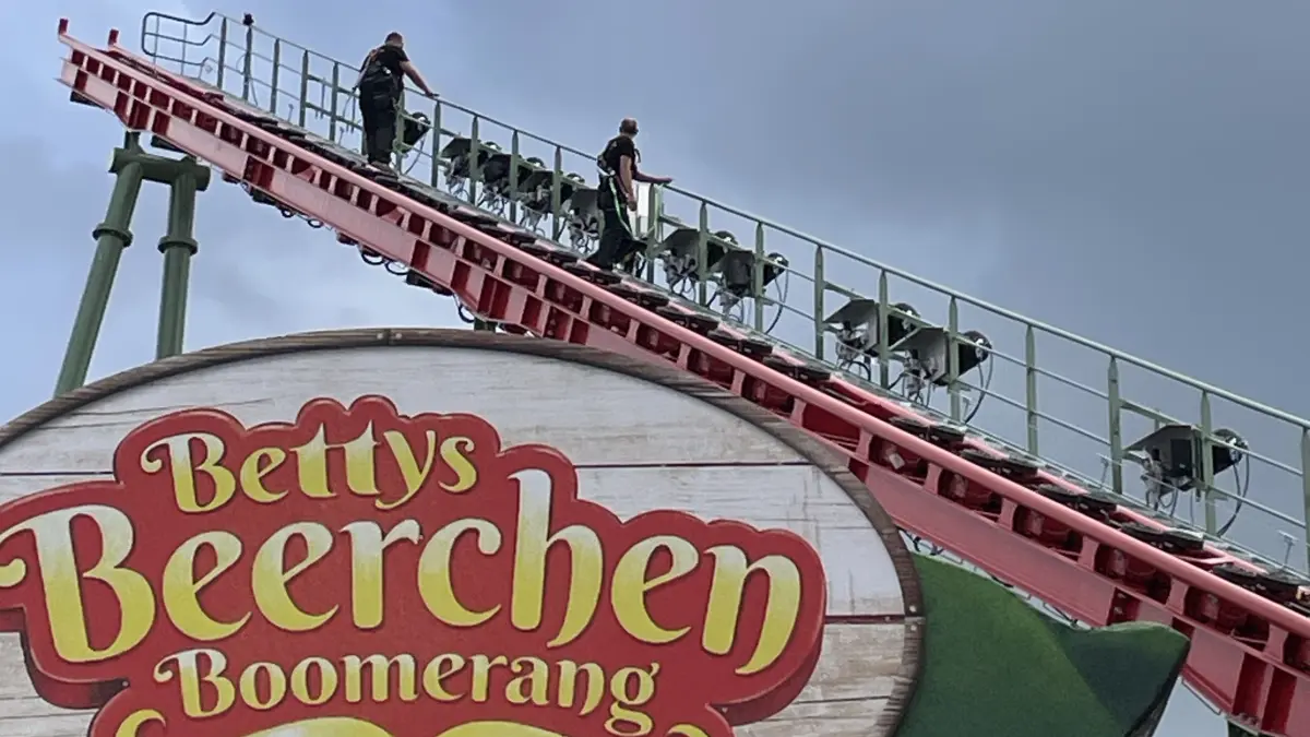 Die Achterbahn "Bettys Beerchen Boomerang" in Karls Erlebnisdorf im sächsischen Döbeln musste evakuiert werden. Techniker waren auf der Suche nach dem Grund für die Störung des Fahrgeschäfts.