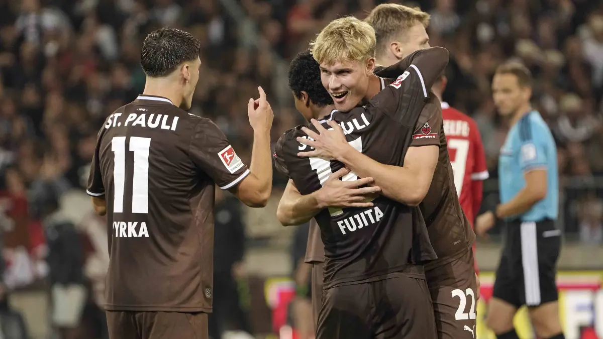 Fussball 2. Liga FC St. Pauli - VfL Wolfsburg: Foto : Jubel nach dem Schlußpfiff bei den Spielern von St. pauli , hier freut sich der Torschütze Joel Chima FUJITA in den Armen von Arkadiusz PYRKA links und Samuel KLEIN Pauli, 22 und David Nemeth Pauli , 4 Fussball 2. Bundesliga , 5. Spieltag am Sa. 12.09.2026 FC St. Pauli - VfL Wolfsburg *** Photo: St. Pauli players celebrating after the final whistle here, goal scorer Joel Chima Fujita is celebrated in the arms of Arkadiusz Pyrka left and Samuel Klein Pauli, 22, and David Nemeth Pauli, 4. Soccer, 2. Bundesliga, Matchday 5 on Sat, Sept. 12, 2026: FC St. Pauli vs. VfL Wolfsburg