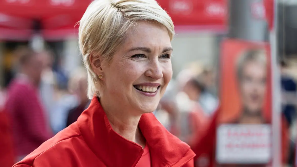 Wahlkampf Mecklenburg-Vorpommern - SPD: 12.09.2026, Mecklenburg-Vorpommern, Schwerin: Manuela Schwesig (SPD), Ministerpräsidentin von Mecklenburg-Vorpommern, spricht im Straßenwahlkampf mit Bürgern. Foto: Markus Scholz/dpa +++ dpa-Bildfunk +++