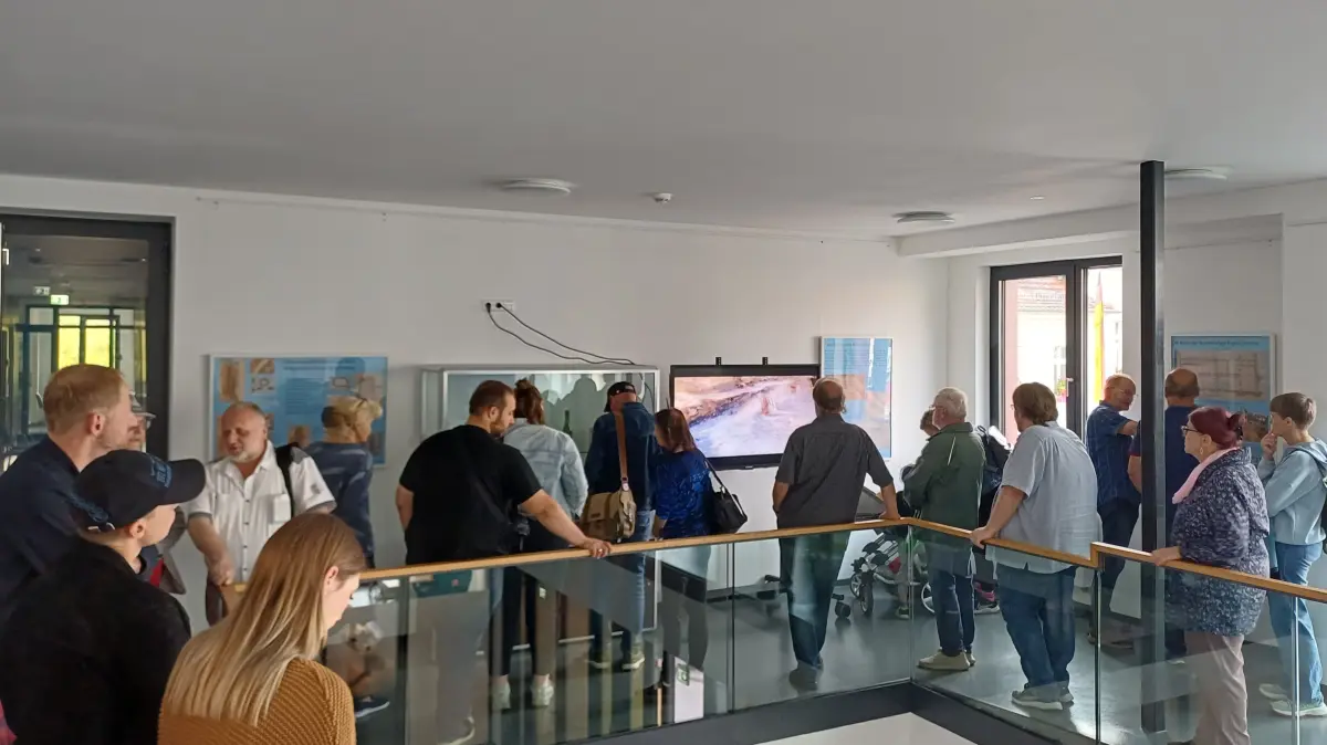 Die frisch eröffnete Ausstellung der Grabungsfunde vom Erweiterungsbau der Berufsorientierenden Oberschule (BOS) stößt im Spremberger Bürgerhaus auf ein überwältigendes Interesse. Wie lange ist noch Zeit?