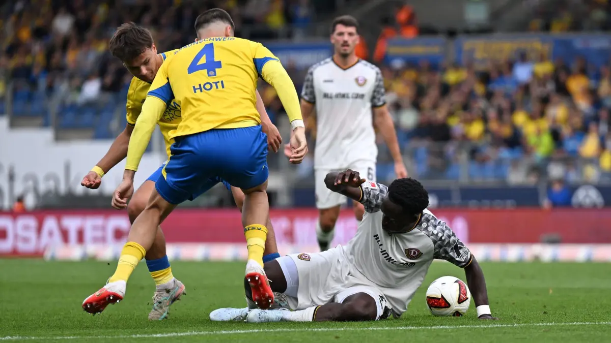 Eintracht Braunschweig - SG Dynamo Dresden: 12.09.2026, Niedersachsen, Braunschweig: Fußball, Männer, 2. Bundesliga, Eintracht Braunschweig - SG Dynamo Dresden, 5. Spieltag, Eintracht-Stadion: Kennedy Okpala (r, SG Dynamo Dresden) kämpft mit Andi Hoti (l, Eintracht Braunschweig) um den Ball. Foto: Swen Pförtner/dpa - WICHTIGER HINWEIS: Gemäß den Vorgaben der Bundesliga bzw. des DFB Deutscher Fußball-Bund ist es untersagt, in dem Stadion und/oder vom Spiel angefertigte Fotoaufnahmen in Form von Sequenzbildern und/oder videoähnlichen Fotostrecken zu verwerten bzw. verwerten zu lassen. +++ dpa-Bildfunk +++