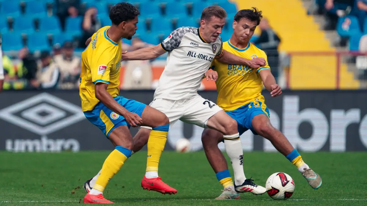 Deutschland: Fussball 2. Bundesliga 2026/2027, 5. Spieltag- Eintracht Braunschweig - Dynamo Dresden - Eintracht-Stadion : Deutschland: Fussball 2. Bundesliga 2026/2027, 5. Spieltag- Eintracht Braunschweig - Dynamo Dresden - Eintracht-Stadion Braunschweig: im Zweikampf Niklas Hauptmann Dynamo Dresden, 27 Max Marie Eintracht Braunschweig, 15 *** Germany Soccer 2. Bundesliga 20262027, Matchday 5: Eintracht Braunschweig vs. Dynamo Dresden at Eintracht Stadium BraunschweigNiklas Hauptmann Dynamo Dresden, 27 and Max Marie Eintracht Braunschweig, 15 in a tackle Copyright: xAymanxAlahmedx