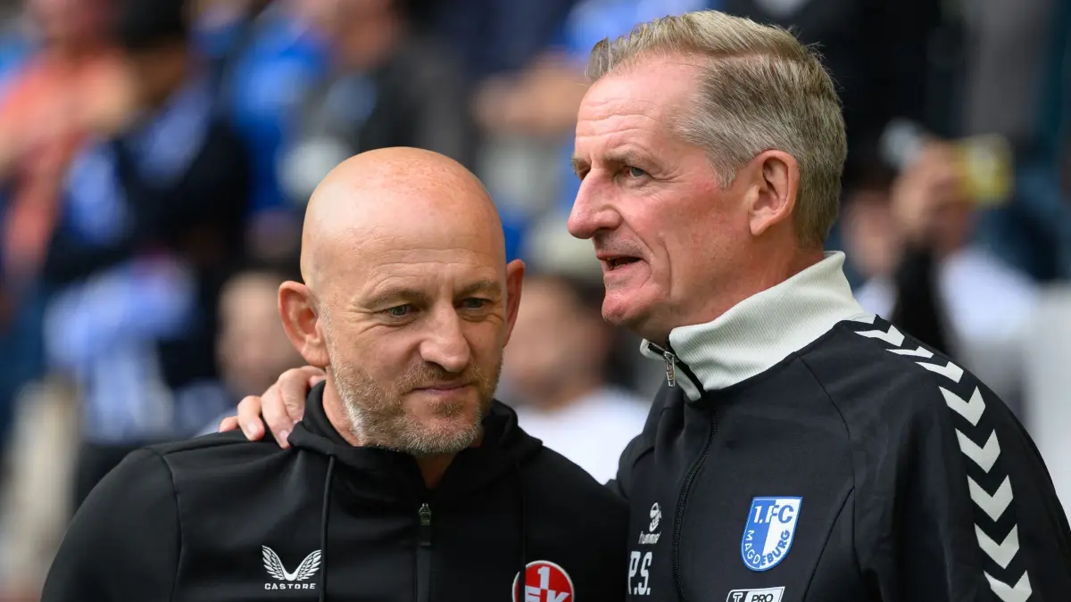 1. FC Magdeburg - 1. FC Kaiserslautern: 12.09.2026, Sachsen-Anhalt, Magdeburg: Fußball, Männer, 2. Bundesliga, 1. FC Magdeburg - 1. FC Kaiserslautern, 5. Spieltag, Avnet Arena: Trainer Torsten Lieberknecht (1. FC Kaiserslautern, l) und Trainer Petrik Sander (1. FC Magdeburg) im Stadion. Foto: Hendrik Schmidt/dpa - WICHTIGER HINWEIS: Gemäß den Vorgaben der Bundesliga bzw. des DFB Deutscher Fußball-Bund ist es untersagt, in dem Stadion und/oder vom Spiel angefertigte Fotoaufnahmen in Form von Sequenzbildern und/oder videoähnlichen Fotostrecken zu verwerten bzw. verwerten zu lassen. +++ dpa-Bildfunk +++
