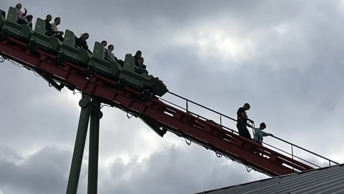 Mitarbeiter evakuieren jeden Fahrgast einzeln aus der Achterbahn Betty Beerchen Boomerang in Karls-Erlebnisdorf in Döbeln.