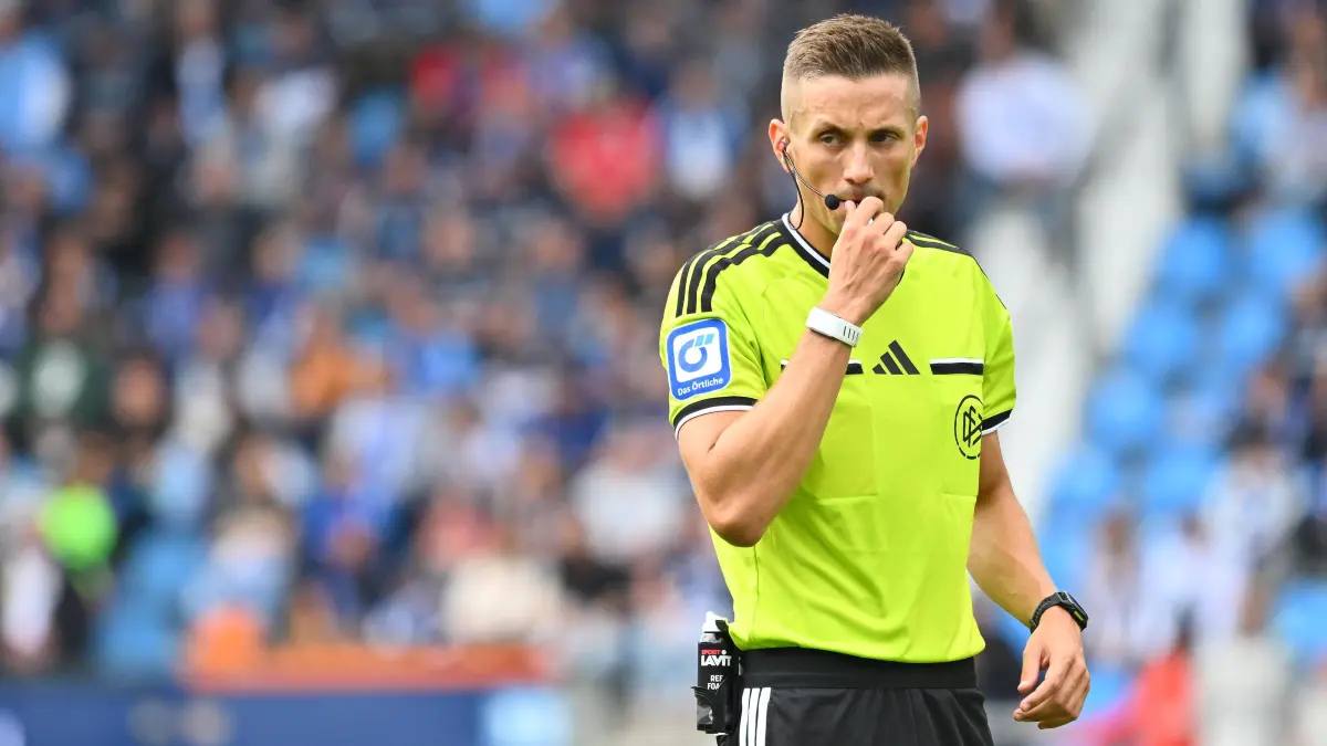 VfL Bochum- SpVgg Greuther Fürth: 12.09.2026 - Fussball - Saison 2026 2027 - 2. Fussball - Bundesliga - 05. Spieltag: VfL Bochum - SpVgg Greuther Fürth SGF Kleeblatt - Sportfoto Zink/ - xwoxzix - DFL regulations prohibit any use of photographs as image sequences and/or quasi-video - only for editorial use - Felix Bickel Schiedsrichter *** September 12, 2026 Soccer Season 20262027, Matchday 2, Bundesliga, VfL Bochum vs. SpVgg Greuther Fürth SGF Kleeblatt, Sports photo by Zink xwoxzix. DFL regulations prohibit any use of photographs as image sequences and/or quasi video for editorial use only. Felix Bickel, Referee
