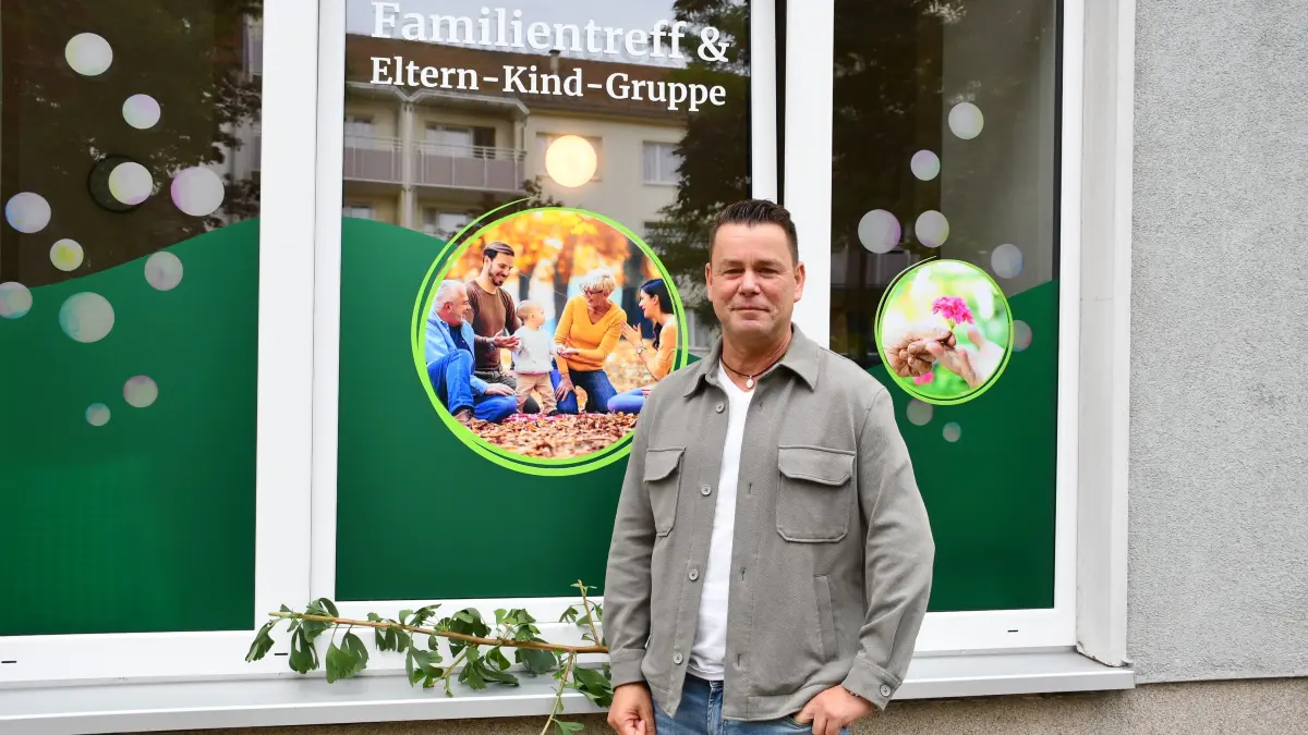 Der Familientreff Spremberg ist in die Mitte der Stadt gezogen. Kai Noack, Geschäftsführer des Albert Schweitzer Familienwerkes Brandenburg, freut sich für die Eltern, Großeltern und Kinder - und auch sein engagiertes Team in den Räumen an der Dresdener Straße. Denn das Angebot kann nun auch ausgebaut werden.
