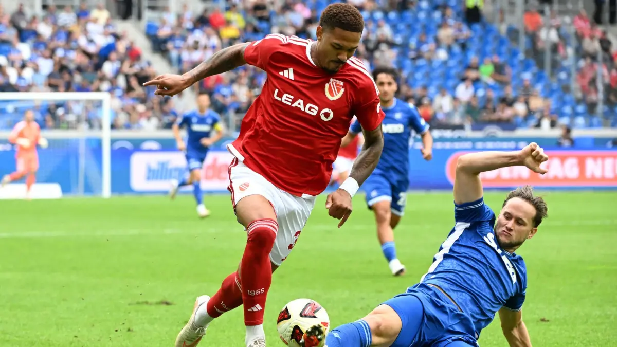 Karlsruher SC - Energie Cottbus: 13.09.2026, Baden-Württemberg, Karlsruhe: Fußball, Männer, 2. Bundesliga, 5. Spieltag, Karlsruher SC - Energie Cottbus, BBBank Wildpark: Der Karlsruher Christoph Kobald (r) und der Cottbuser Justin Butler kämpfen um den Ball. Foto: Uli Deck/dpa - WICHTIGER HINWEIS: Gemäß den Vorgaben der Bundesliga bzw. des DFB Deutscher Fußball-Bund ist es untersagt, in dem Stadion und/oder vom Spiel angefertigte Fotoaufnahmen in Form von Sequenzbildern und/oder videoähnlichen Fotostrecken zu verwerten bzw. verwerten zu lassen. +++ dpa-Bildfunk +++