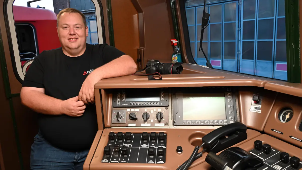 Stefan Krahn präsentierte den Besuchern stolz den Führerstand seiner E-Lok der Baureihe BR 143, der ersten Lok dieser Baugeneration aus dem Jahr 1982 der Delta Rail Eisenbahngesellschaft aus Frankfurt/Oder. Anlässlich des 160-jährigen Jubiläums der Bahnstrecke Cottbus - Berlin gab es einen Abend der offenen Türen im Bahnwerk Cottbus am Samstag (12. September 2026).