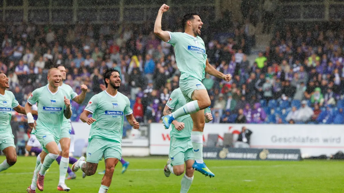 VfL Osnabrück - Hertha BSC: 13.09.2026, Niedersachsen, Osnabrück: Fußball, Männer, 2. Bundesliga, 5. Spieltag, VfL Osnabrück - Hertha BSC, Stadion an der Bremer Brücke: Torschütze Josip Brekalo (Hertha BSC, r) feiert seinen Treffer zum 0:1. Foto: Friso Gentsch/dpa - WICHTIGER HINWEIS: Gemäß den Vorgaben der Bundesliga bzw. des DFB Deutscher Fußball-Bund ist es untersagt, in dem Stadion und/oder vom Spiel angefertigte Fotoaufnahmen in Form von Sequenzbildern und/oder videoähnlichen Fotostrecken zu verwerten bzw. verwerten zu lassen. +++ dpa-Bildfunk +++