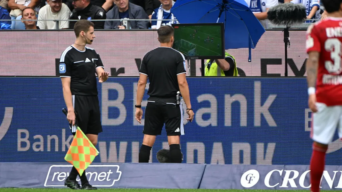 Karlsruher SC - Energie Cottbus: 13.09.2026, Baden-Württemberg, Karlsruhe: Fußball, Männer, 2. Bundesliga, 5. Spieltag, Karlsruher SC - Energie Cottbus, BBBank Wildpark: Schiedsrichter Robert Hartmann steht am Monitor zum Video Assist. Foto: Uli Deck/dpa - WICHTIGER HINWEIS: Gemäß den Vorgaben der Bundesliga bzw. des DFB Deutscher Fußball-Bund ist es untersagt, in dem Stadion und/oder vom Spiel angefertigte Fotoaufnahmen in Form von Sequenzbildern und/oder videoähnlichen Fotostrecken zu verwerten bzw. verwerten zu lassen. +++ dpa-Bildfunk +++