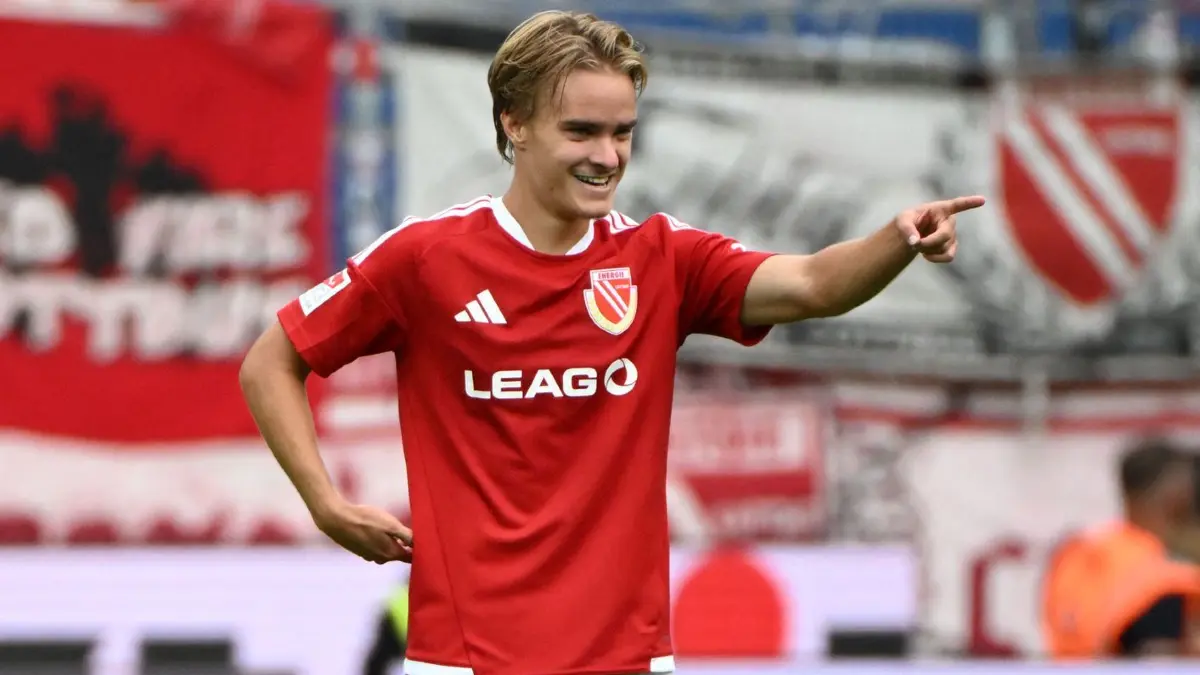 Karlsruher SC - Energie Cottbus: 13.09.2026, Baden-Württemberg, Karlsruhe: Fußball, Männer, 2. Bundesliga, 5. Spieltag, Karlsruher SC - Energie Cottbus, BBBank Wildpark: Der Cotbuser Lukas Michelbrink bejubelt seinen Treffer zum 0:1. Foto: Uli Deck/dpa - WICHTIGER HINWEIS: Gemäß den Vorgaben der Bundesliga bzw. des DFB Deutscher Fußball-Bund ist es untersagt, in dem Stadion und/oder vom Spiel angefertigte Fotoaufnahmen in Form von Sequenzbildern und/oder videoähnlichen Fotostrecken zu verwerten bzw. verwerten zu lassen. +++ dpa-Bildfunk +++