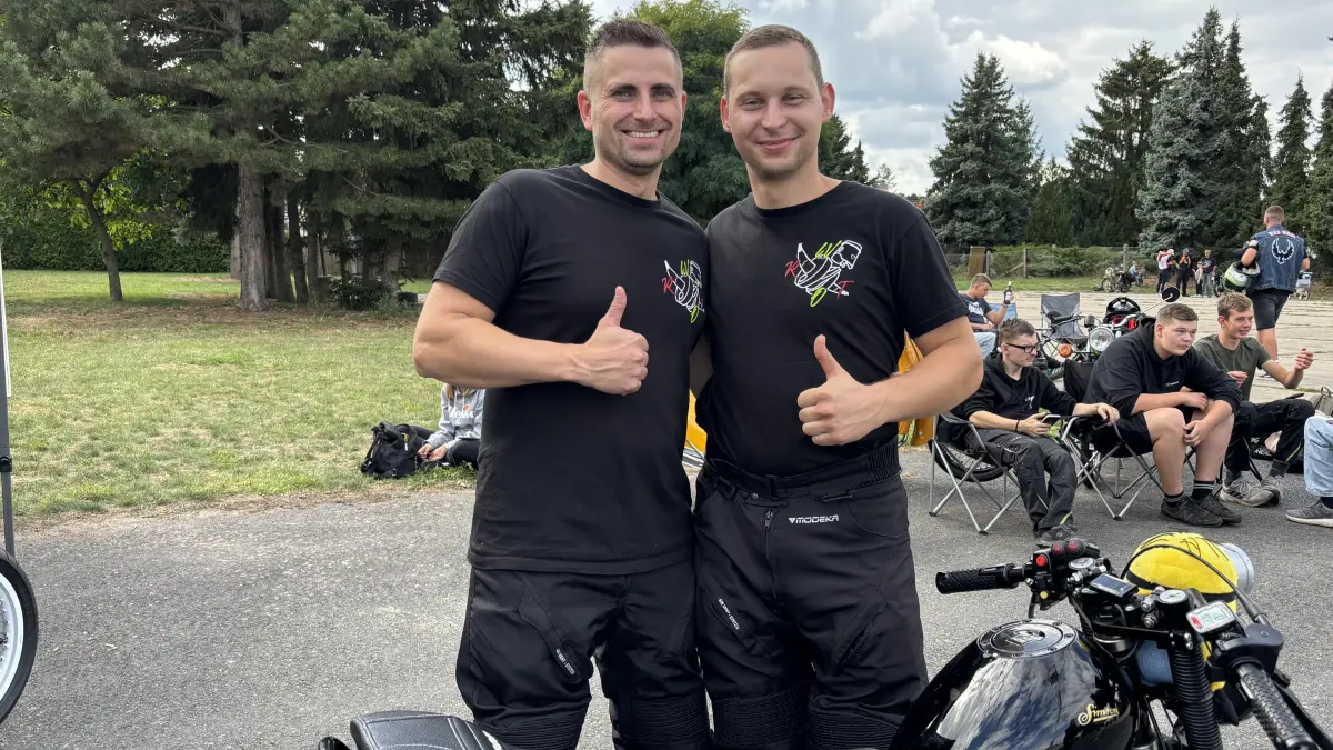 Beim ersten Simson‑Treffen in Herzberg/Elster strahlen die Sieger des Zeitrennens um die Wette: Pascal Grolms (2. Platz) und der Erstplatzierte Christopher Berndt (links im Bild). Was passiert abseits der Sprintstrecke?