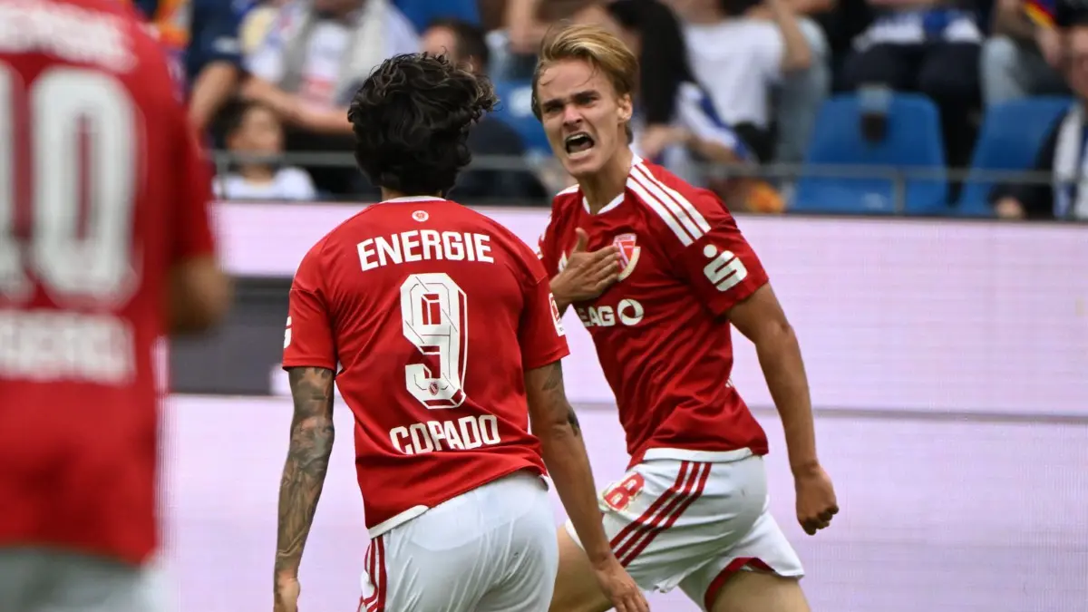 Karlsruher SC - Energie Cottbus: 13.09.2026, Baden-Württemberg, Karlsruhe: Fußball, Männer, 2. Bundesliga, 5. Spieltag, Karlsruher SC - Energie Cottbus, BBBank Wildpark: Der Cotbuser Lukas Michelbrink bejubelt seinen Treffer zum 0:1. Foto: Uli Deck/dpa - WICHTIGER HINWEIS: Gemäß den Vorgaben der Bundesliga bzw. des DFB Deutscher Fußball-Bund ist es untersagt, in dem Stadion und/oder vom Spiel angefertigte Fotoaufnahmen in Form von Sequenzbildern und/oder videoähnlichen Fotostrecken zu verwerten bzw. verwerten zu lassen. +++ dpa-Bildfunk +++