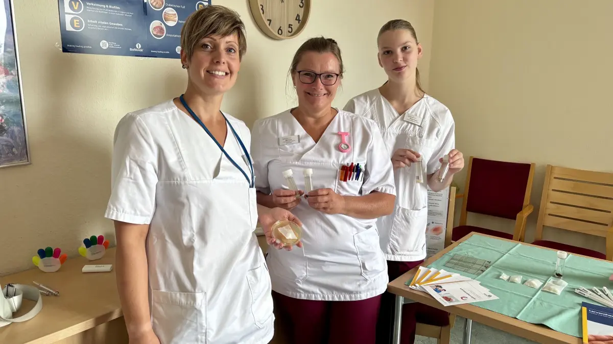 Die Schwestern Susann, Manuela und Nele (v.l.n.r.) halten die kleinsten Mitarbeiter im Krankenhaus Weißwasser in ihren Händen. Beim Blick hinter die Kulissen in der Klinik konnten die Besucher verschiedene Behandlungsmethoden kennenlernen. Da kommen auch kleine Tierchen groß heraus.